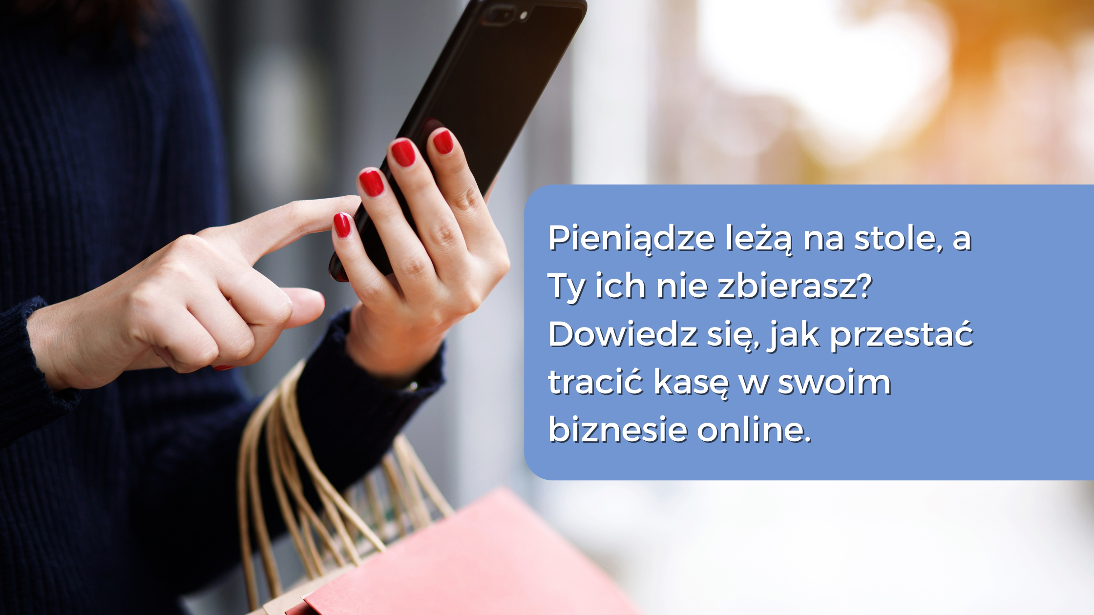 kobieta z pomalowanymi paznokciami trzyma telefon i torby zakupowe